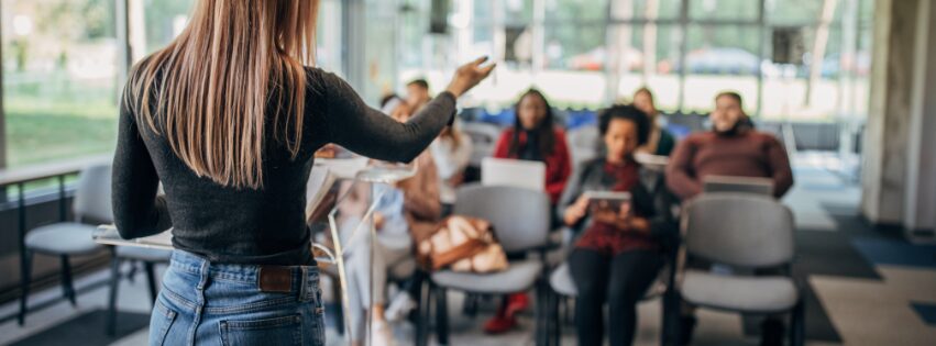 Coach educativo trabajando con docentes y familias en Cancún para mejorar el aprendizaje y concentración de los niños
